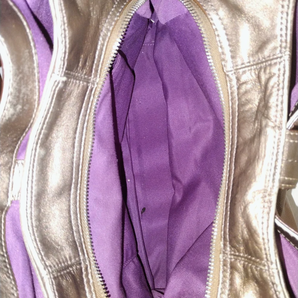 Elegant Metallic Shoulder Bag - Picture 4 of 9